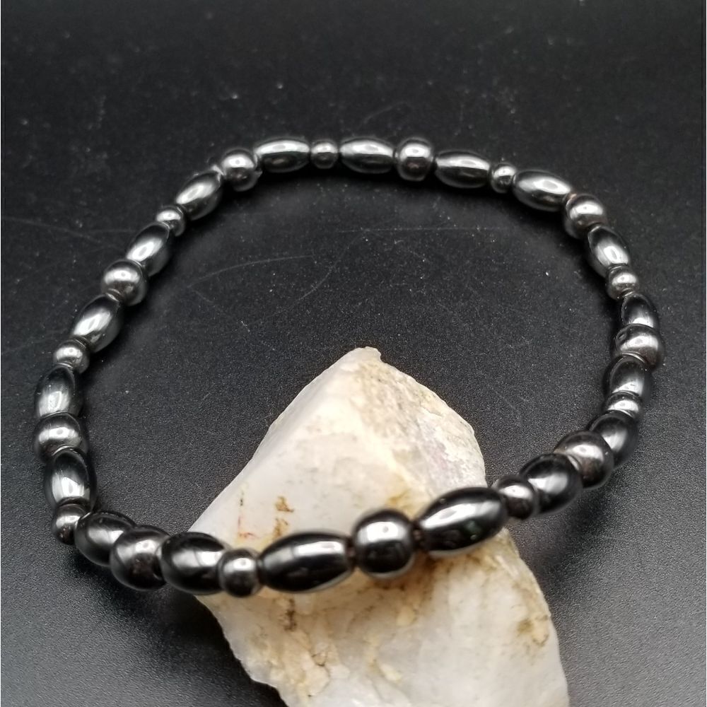 Metallic faux black pearl beaded bracelet. B623